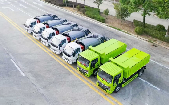 小型压缩垃圾车批量发往甘肃